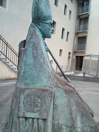 Statua a Monsignore Abramo Freschi Vescovo
