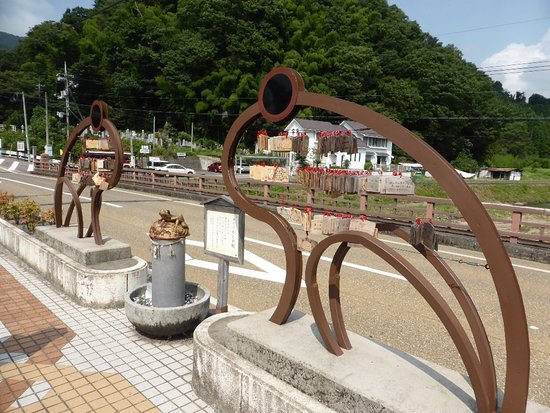 Kotani Bridge, Emmusubi Kajikagaeru