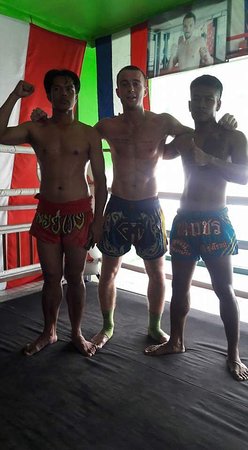Sit Thaharnaek Muay Thai