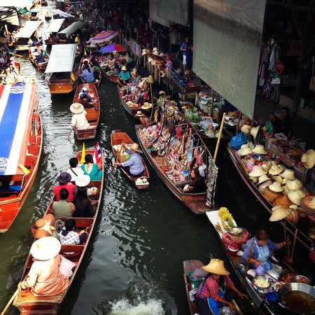 Wat Sai Floating Market