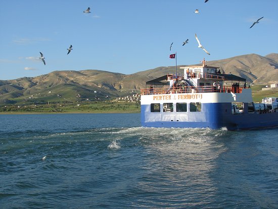 Pertek Belediyesi Feribotu