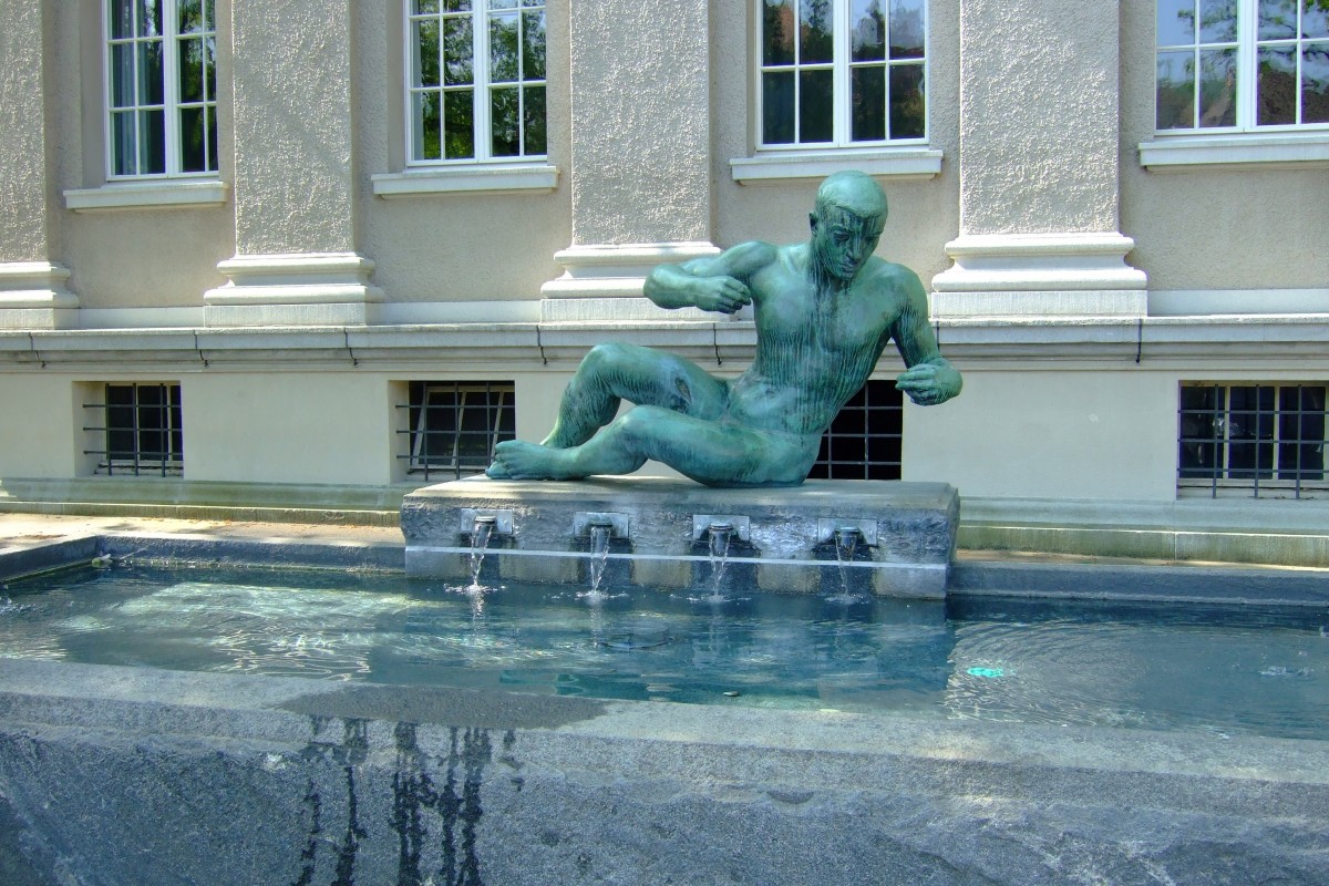Swimmers Statue