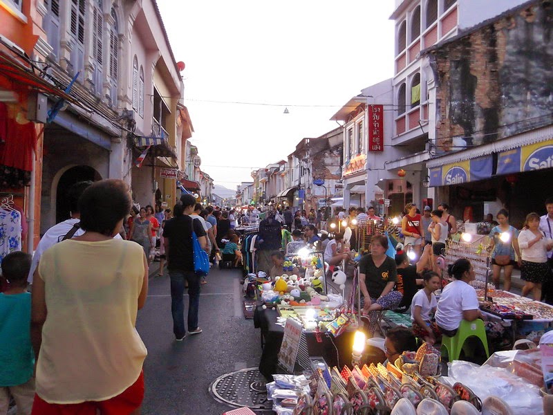 Sunday Walking Street Market (Lard Yai)