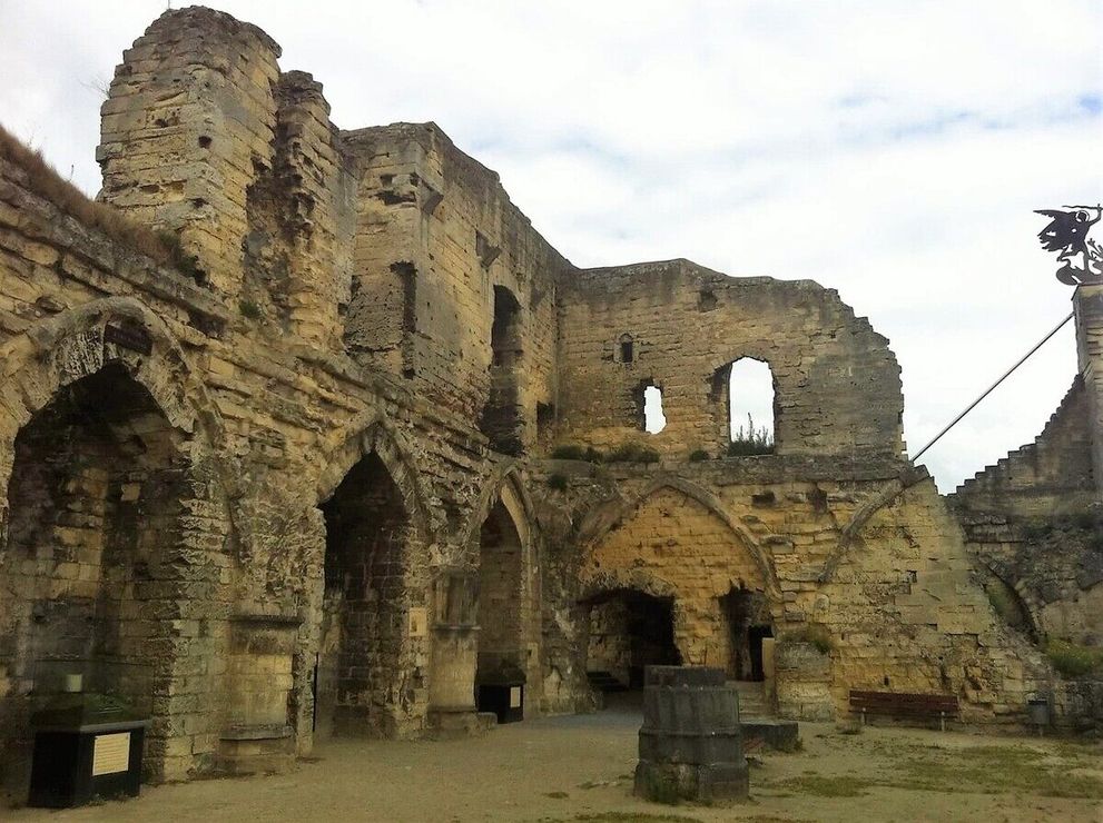 Castle Ruins & Velvet Cave