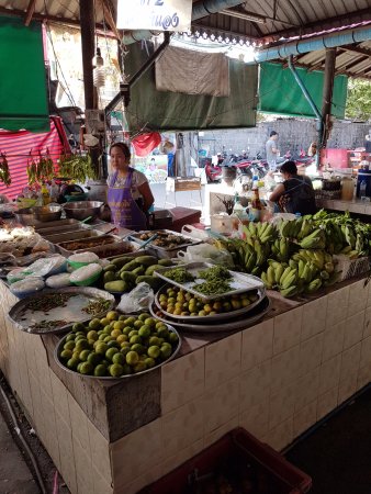 Mae Nam Morning Market