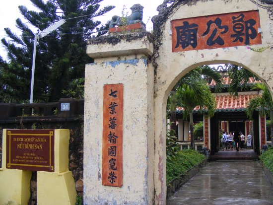Mac Cuu Family Tombs