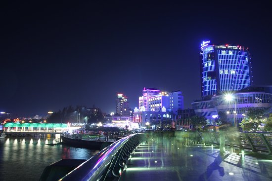 Cau Di Bo Ben Ninh Kieu