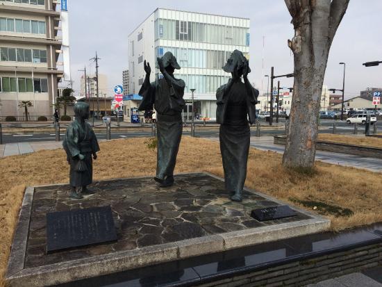 Statues at Fukuchiyamadori