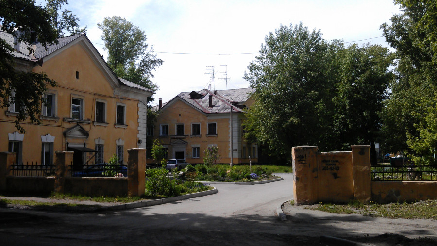 Residential House and Yard Alisa