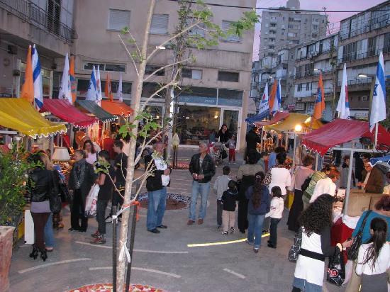 Antique & Collectors Weekly Market