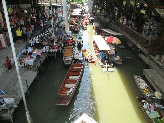 Wat Lam Phaya Floating Market