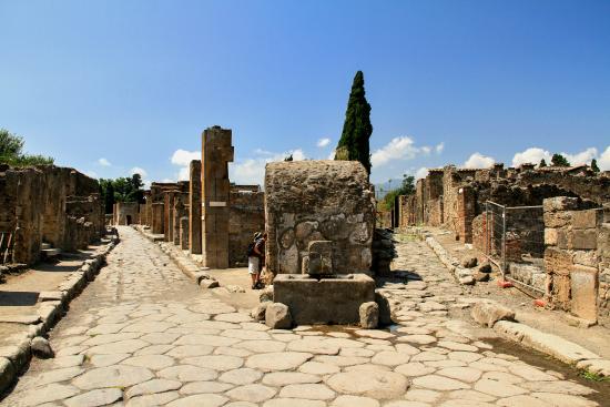 Via delle Tombe
