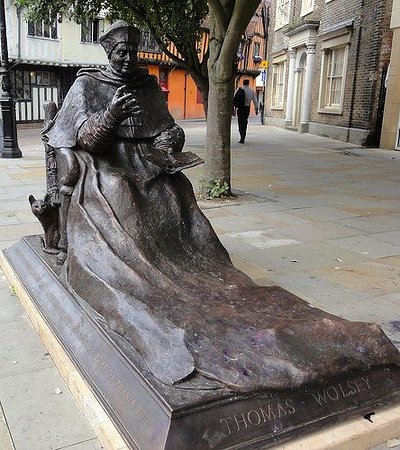 Cardinal Thomas Wolsey statue