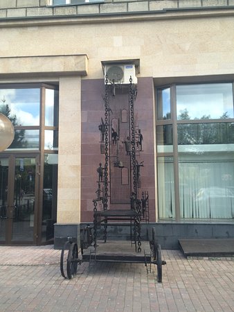 Monument Metal Throne