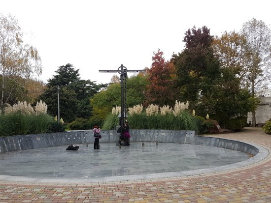 Fountain Dva Yakorya