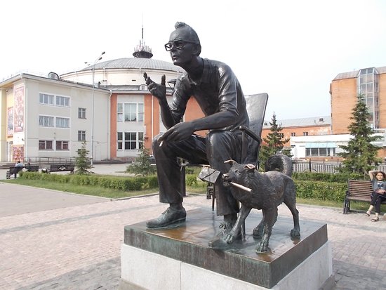 Leonid Gaidai Statue