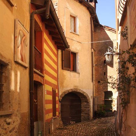 Borgo Dipinto Di Runo