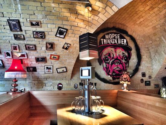 The Pub - Mopse Trinken Bier