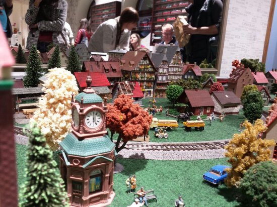 Expozitia Oraselul Trenuletelor