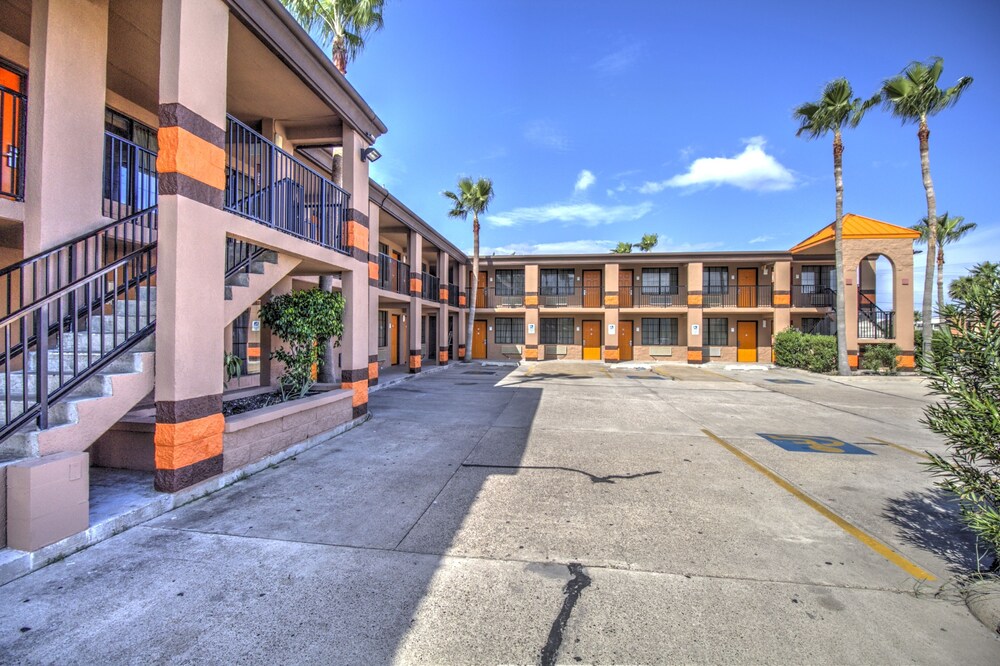 Club Pelican West