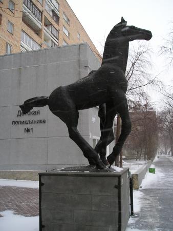 Sculpture Bathing of Red Horse