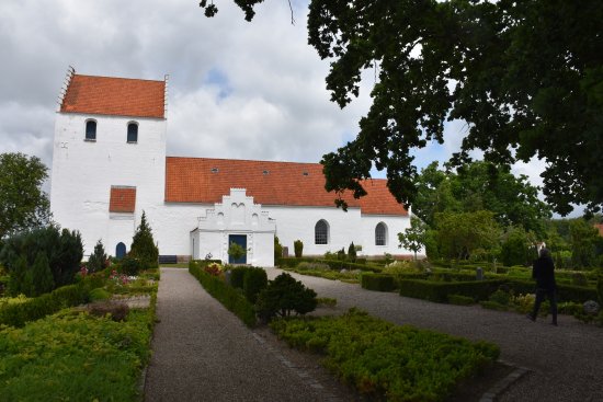 Landet Kirke og kirkegaard