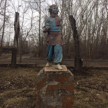 Krasnaya Shapochka Sculpture