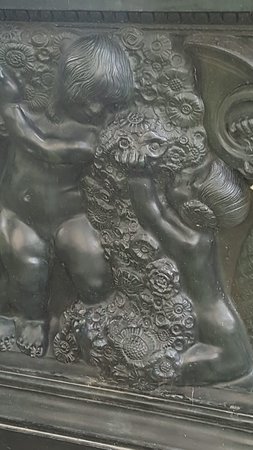 Sarkophag und Trauernde