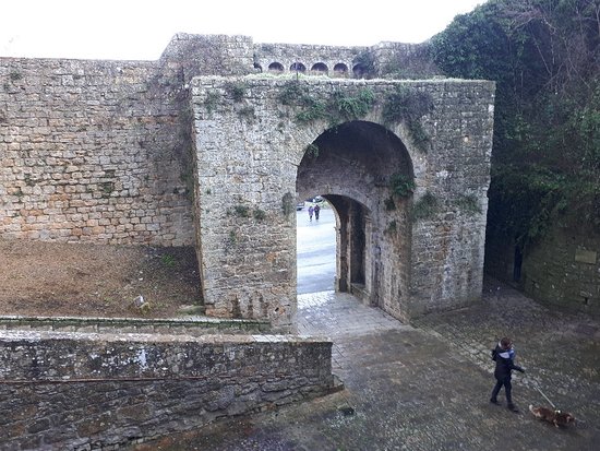 Porta e Fonte di Docciola