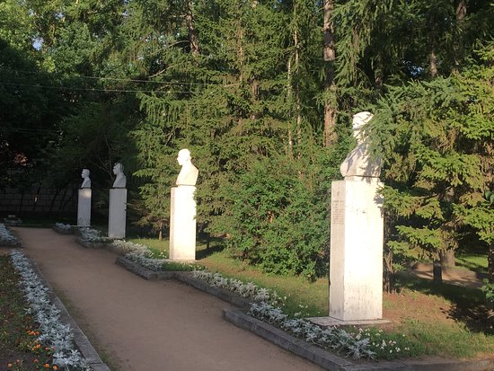 Geroyev Revolyutsii Park