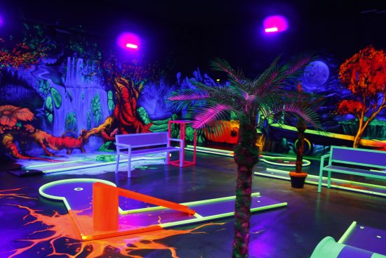 GlowZone 3D Schwarzlicht Minigolf Bielefeld