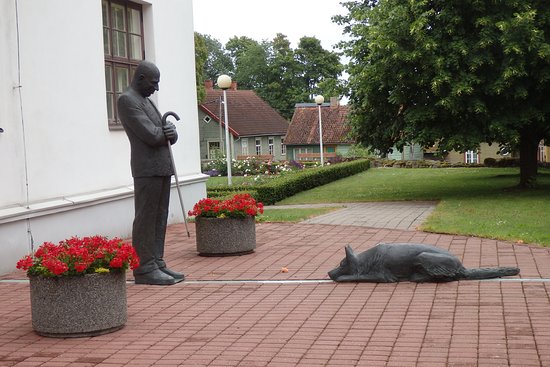 Town Hall and monument to the mayor August Maramaa