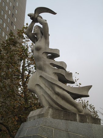 Statue of Pioneer Mother