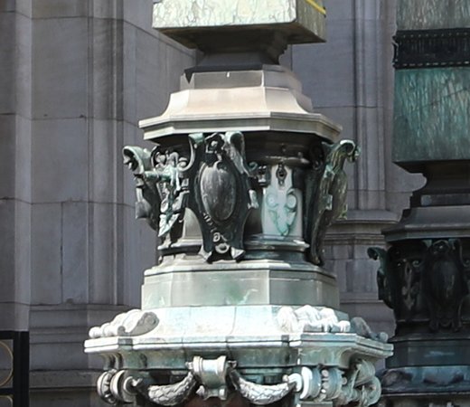 Les lampadaires de l'Opera - Les Colonnes pyramidales