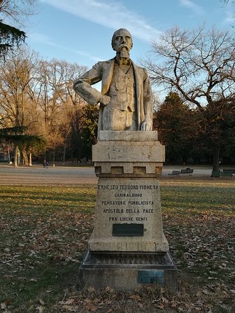 Monumento a Ernesto Teodoro Moneta