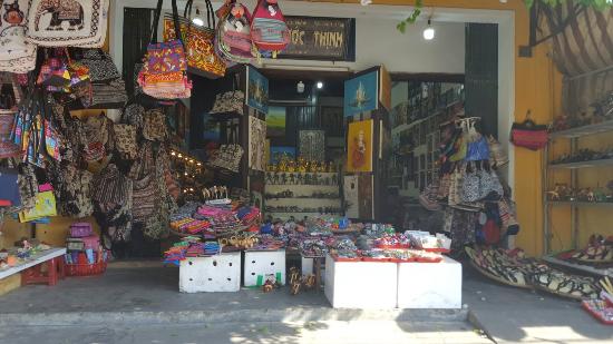 Phuoc Thinh Souvenir Shop