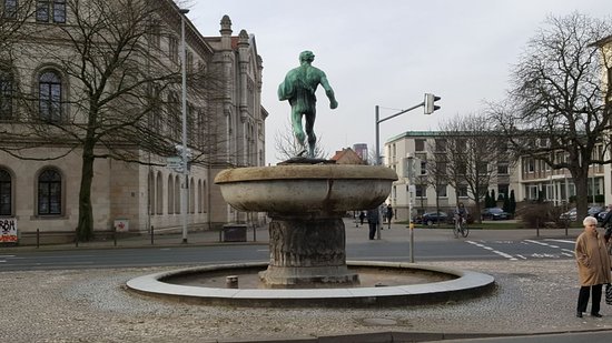 Statyn ''Kvinnan Vid Brunnen''