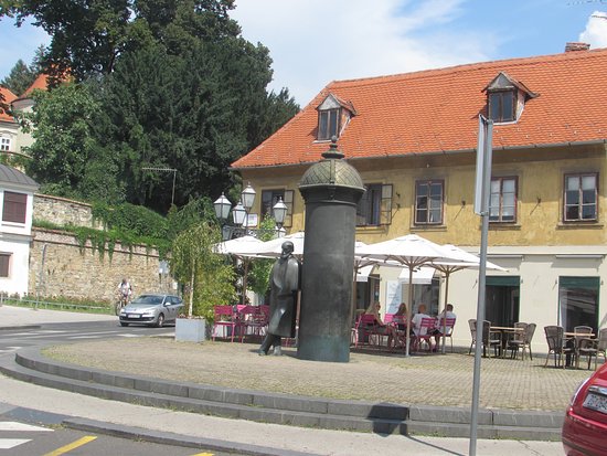 Statue of August Senoe