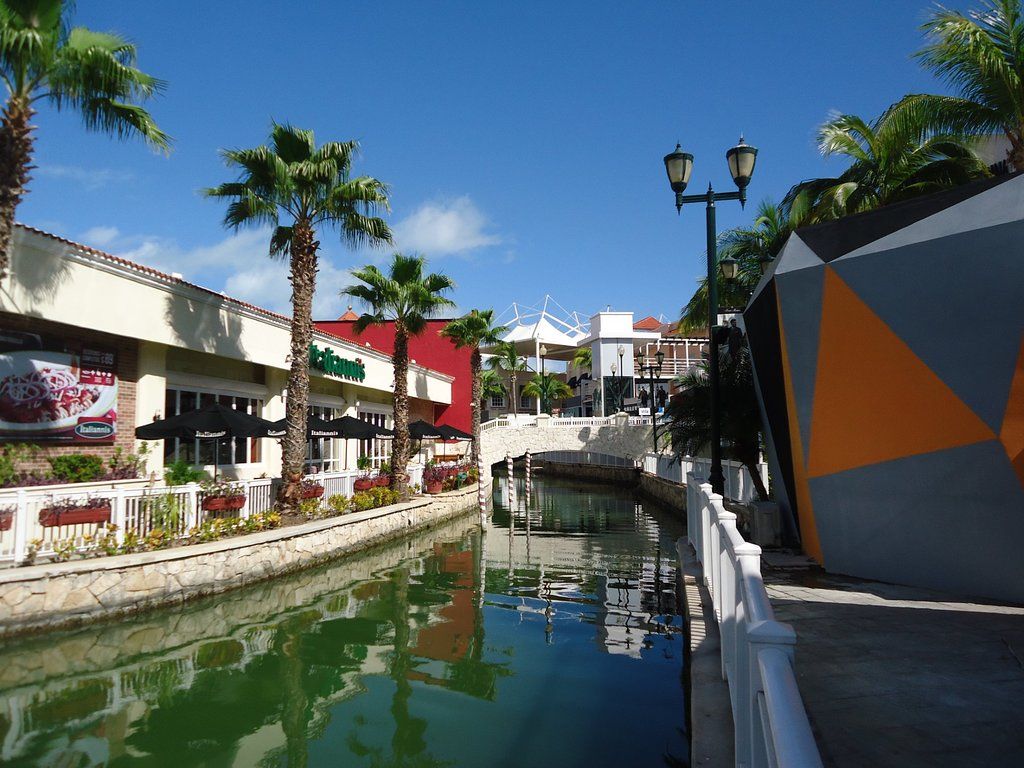 La Isla Shopping Village