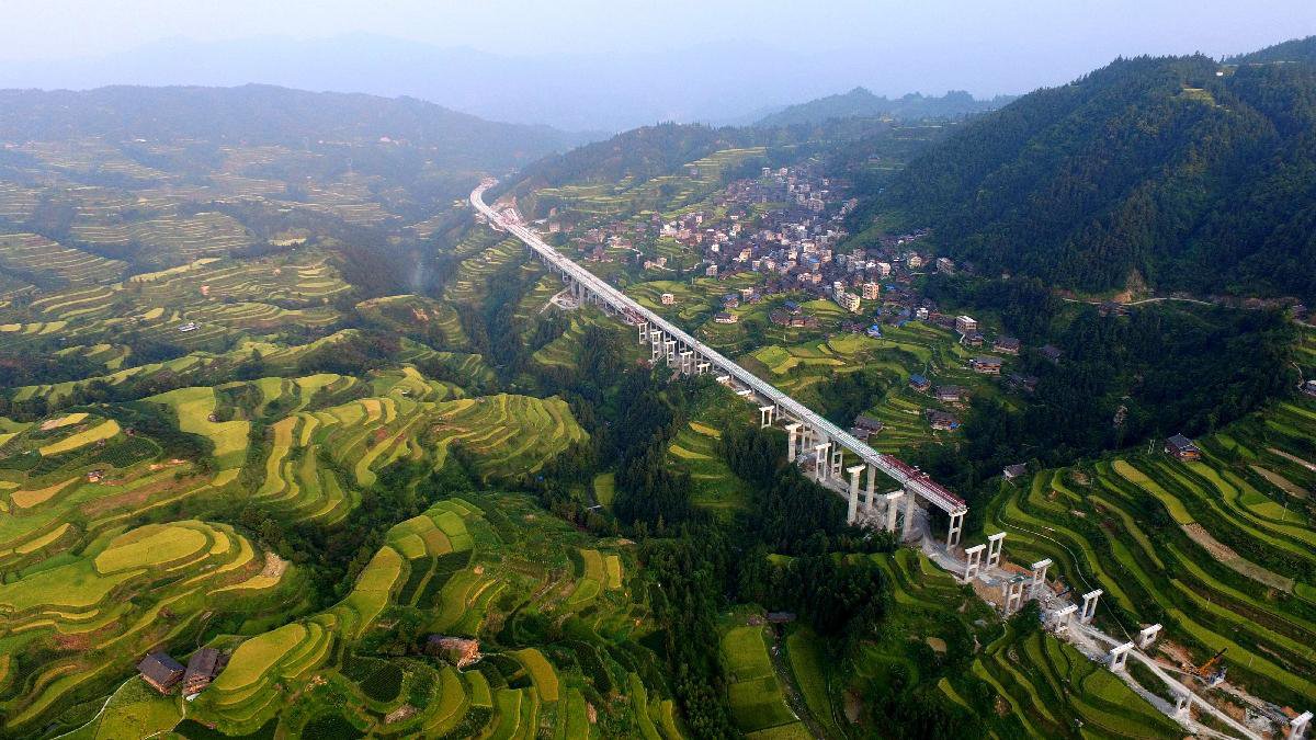 LiangShan YiZu ZiZhiZhou XiChangShi ShangYe BuXingJie (DaDa GouWu GuangChang DongBei)