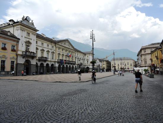 Piazza Emile Chanoux