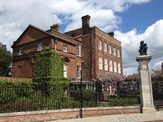 Hollytrees Museum