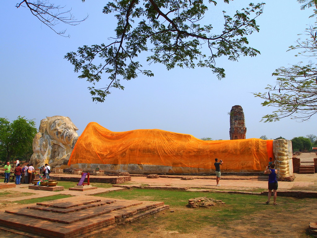 Temple of the Reclining Buddha (Wat Lokayasutharam)