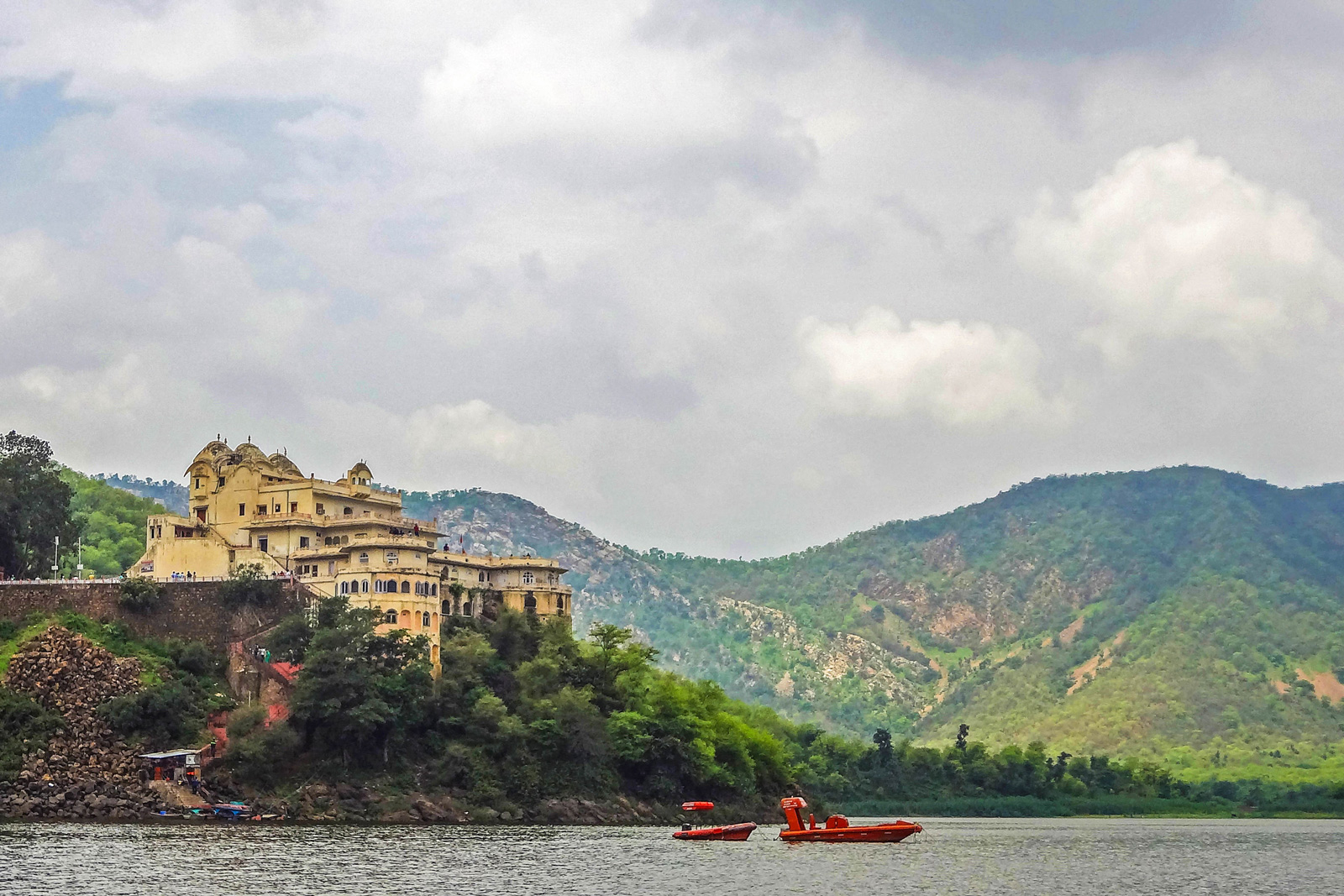 Siliserh Lake