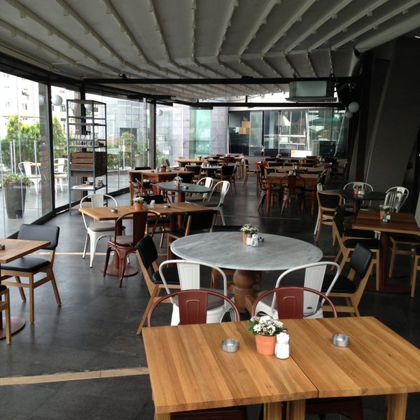 WINSTONS CAFE BAR