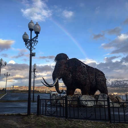 Mammoth Sculpture, Vremya