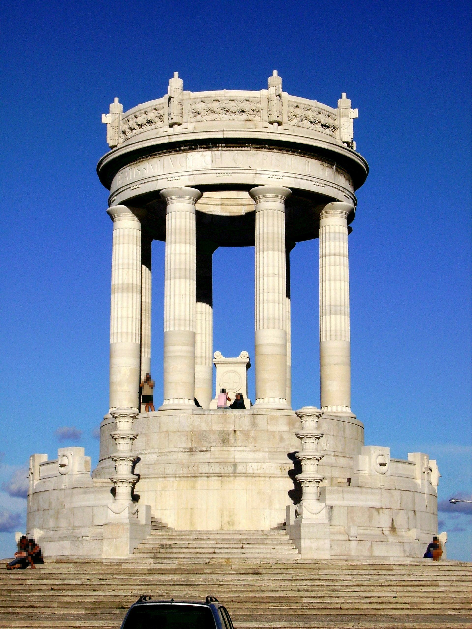 Monumento ai caduti .
