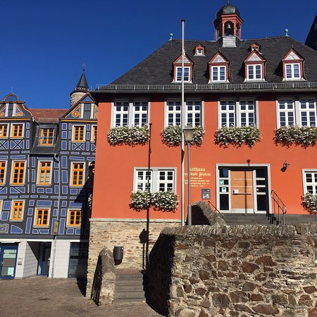Schiefes Haus