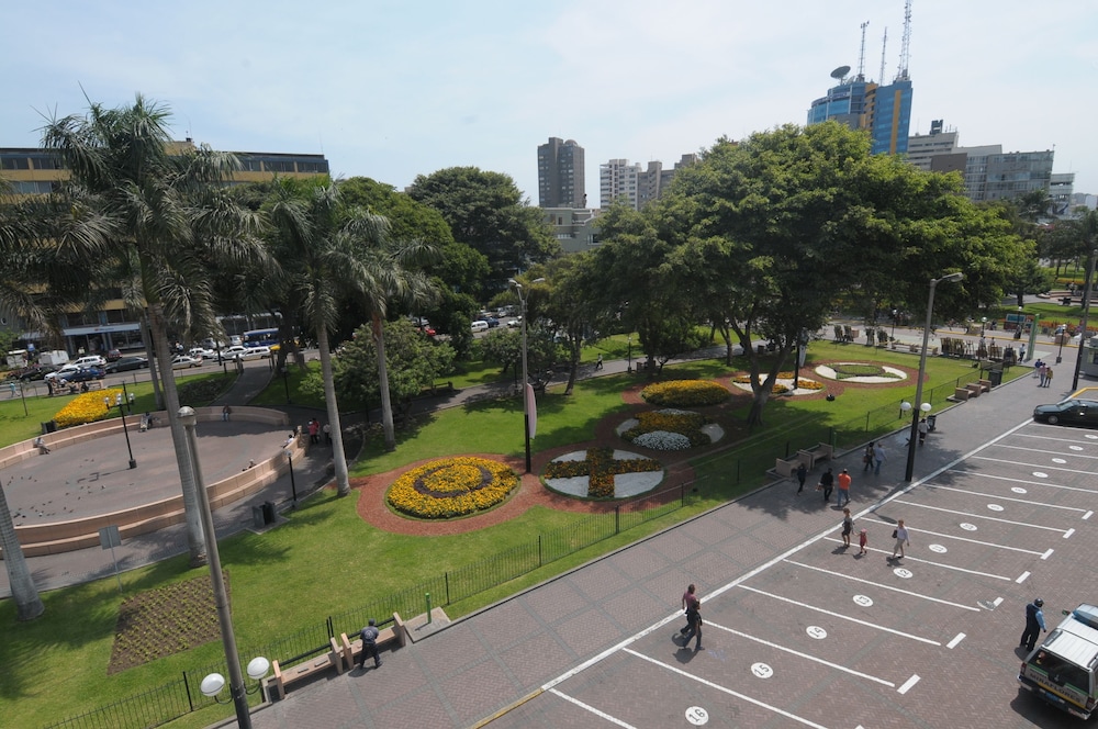 Parque Kennedy - Parque Central de Miraflores