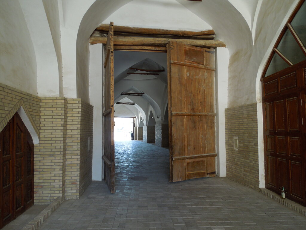 Polvon Darvoza Gates